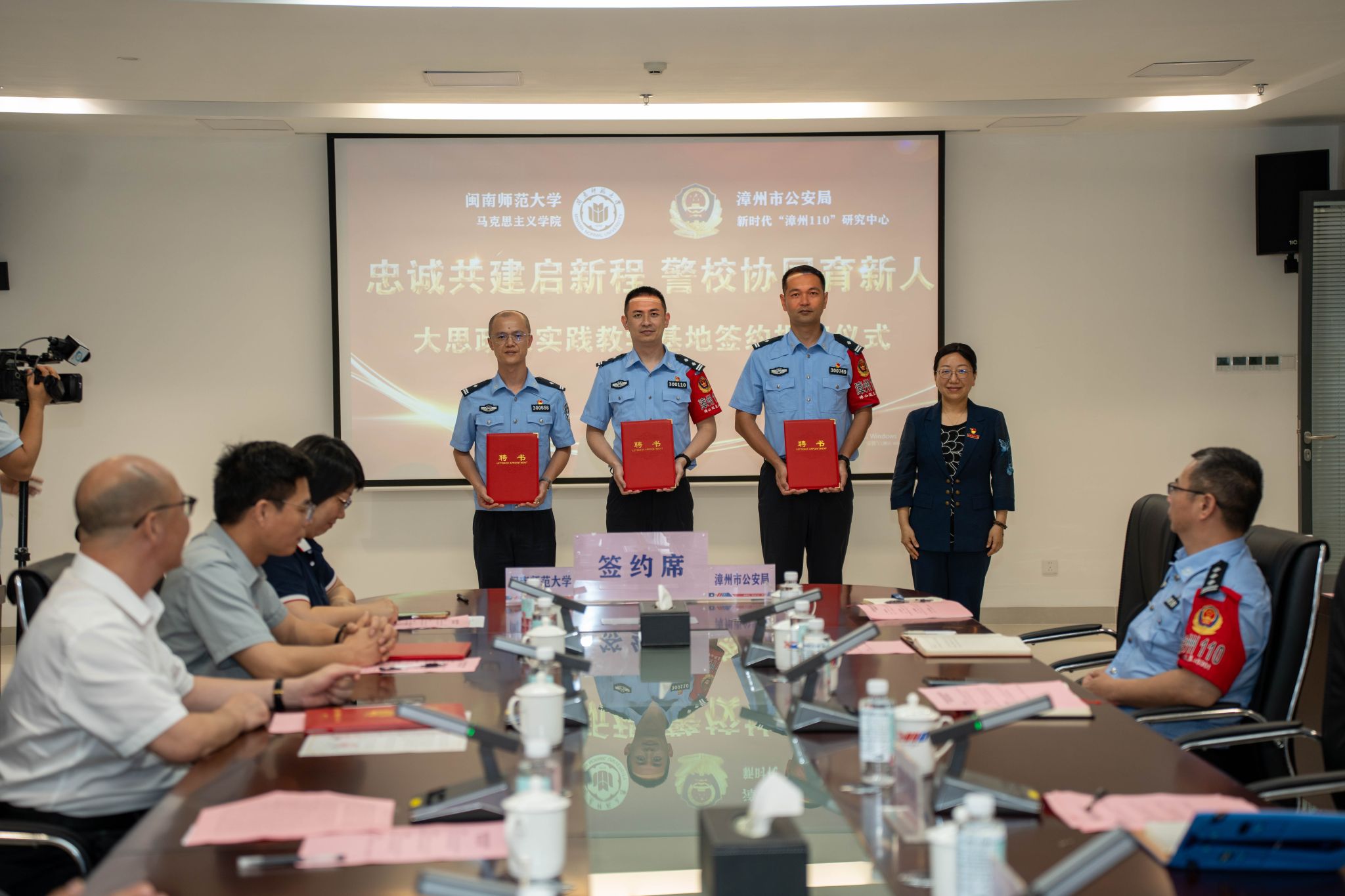举行“双师互聘”仪式 举行“双师互聘”仪式