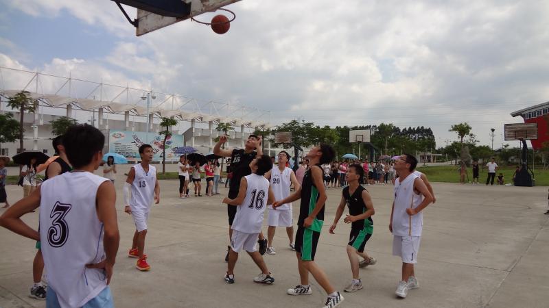 盈丰娱乐
新老生篮球友谊赛开赛3.jpg